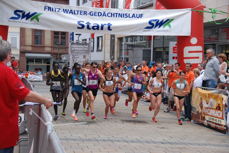 Die Damen-Elite beim Start