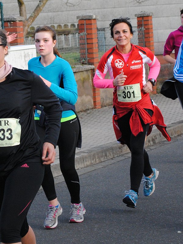 Zum ersten Mal die Familienwertung gewonnen: 1. WJ U20 Paula de Fries (in blau) im Ziel 24 Sekunden vor ihrer Mutter Sabine (301)